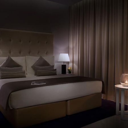 Damac Maison The Vogue Dubái Exterior foto A bedroom at the hotel