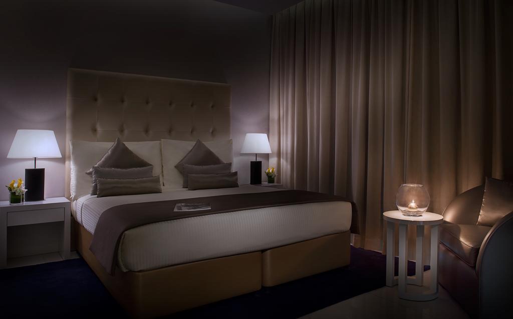 Damac Maison The Vogue Dubái Exterior foto A bedroom at the hotel