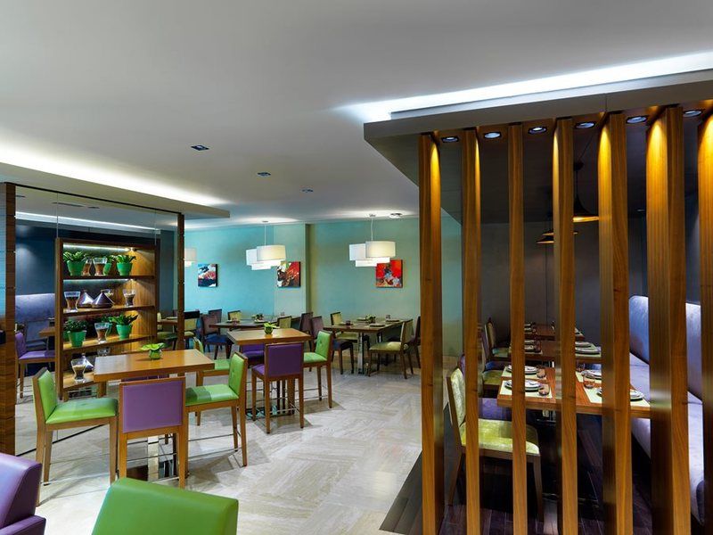 Damac Maison The Vogue Dubái Exterior foto The interior of a restaurant in the hotel