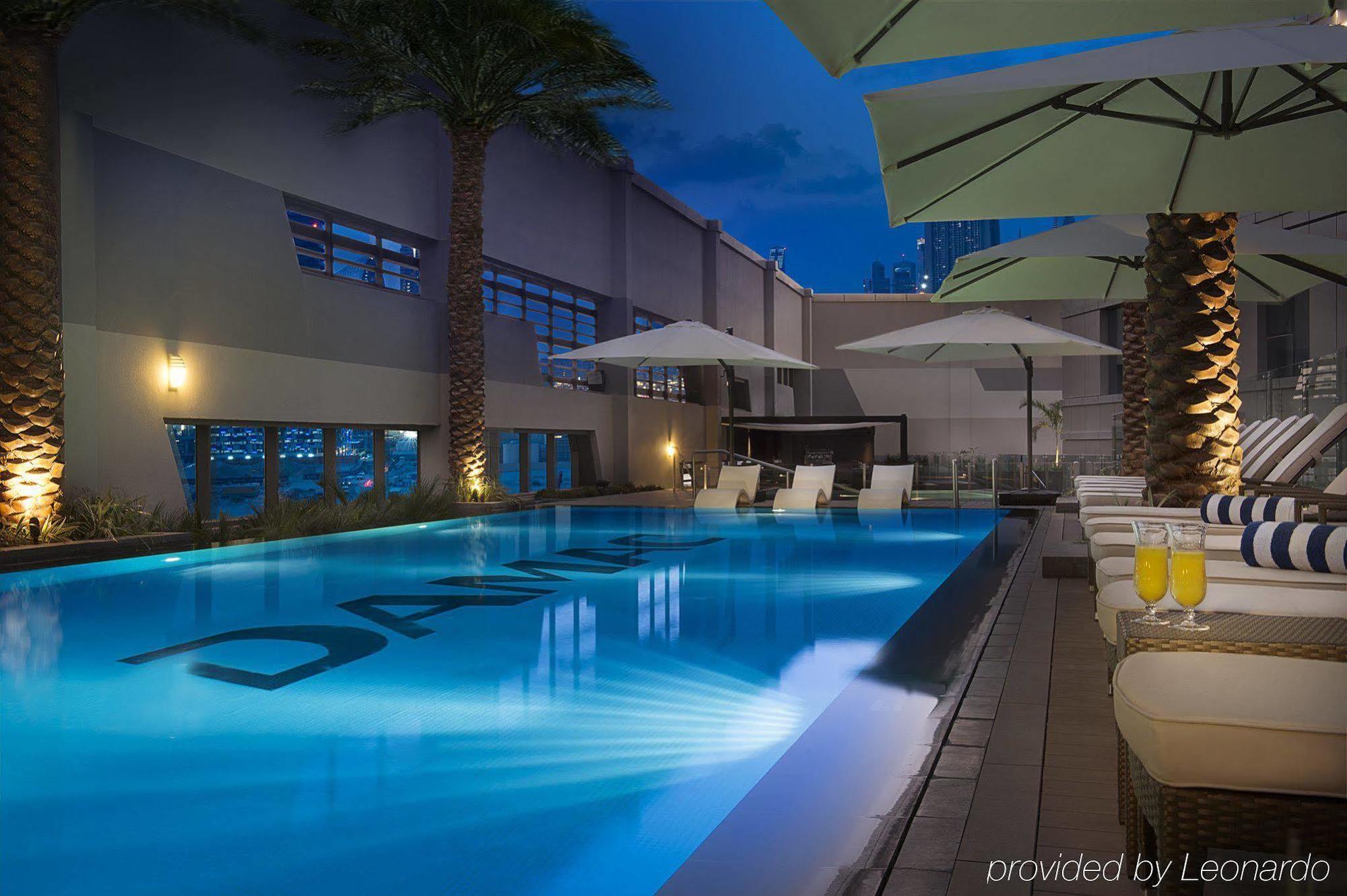 Damac Maison The Vogue Dubái Exterior foto The pool at the hotel