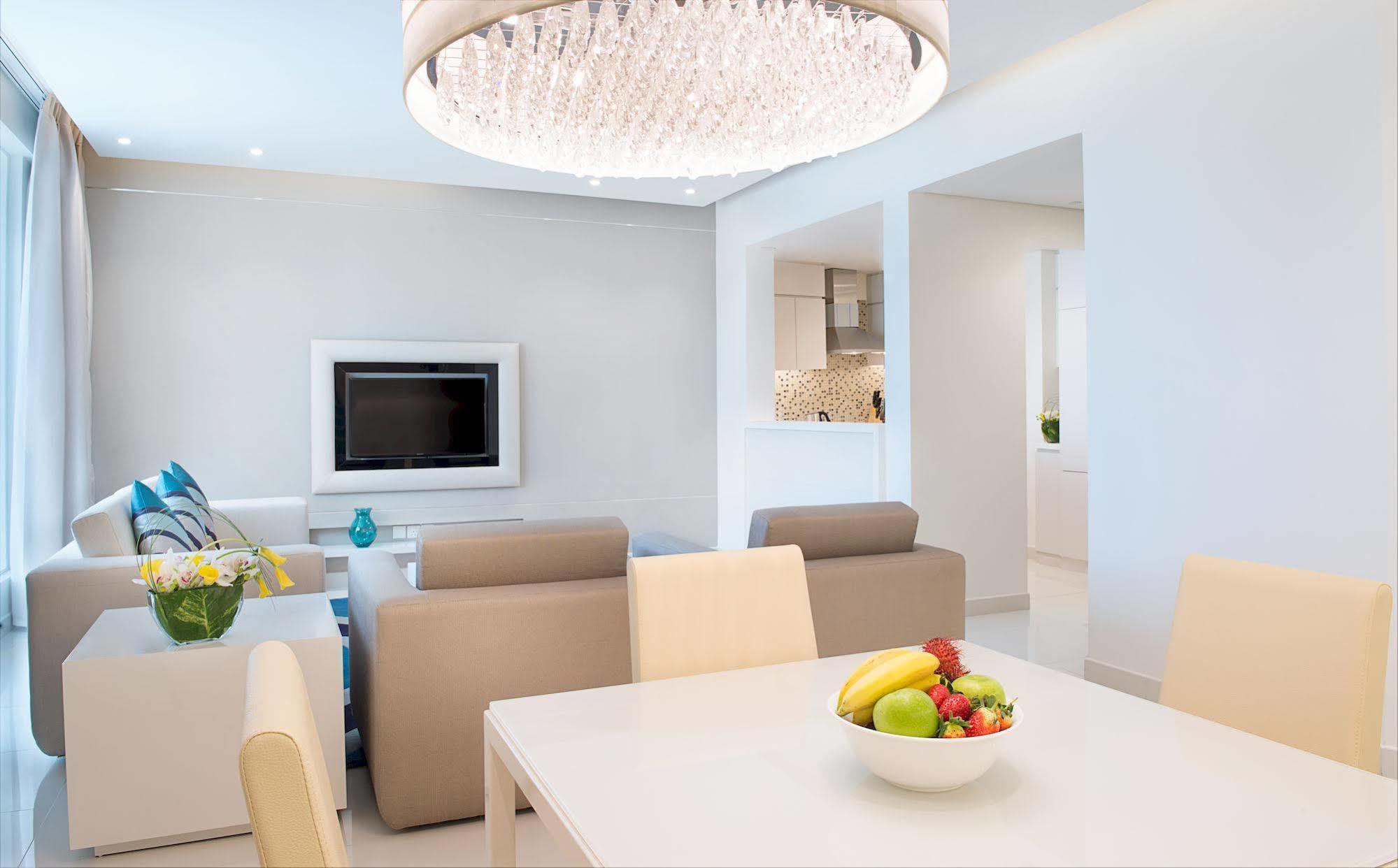 Damac Maison The Vogue Dubái Exterior foto A living room with a flat screen television