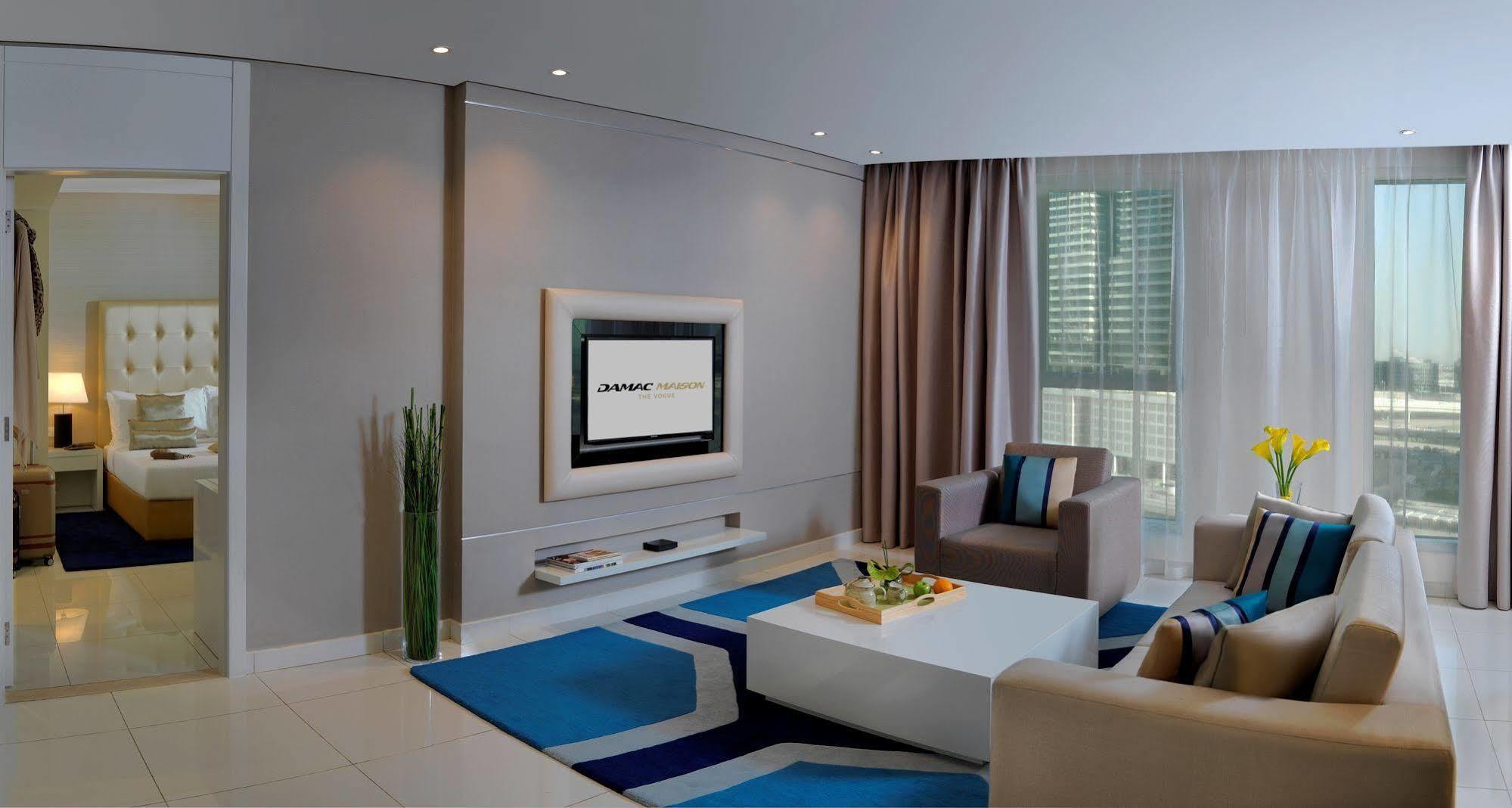 Damac Maison The Vogue Dubái Exterior foto A living room with a television