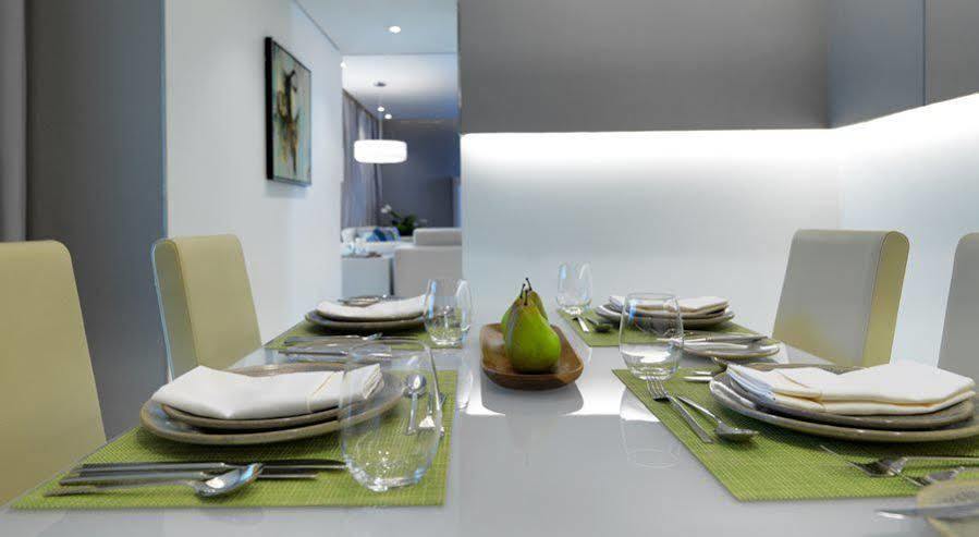 Damac Maison The Vogue Dubái Exterior foto A table set for a meal
