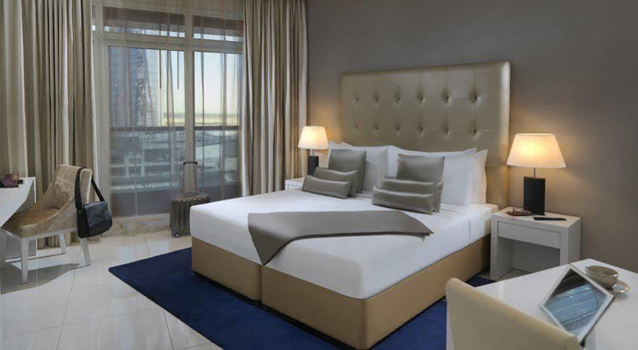 Damac Maison The Vogue Dubái Exterior foto A bedroom at the hotel