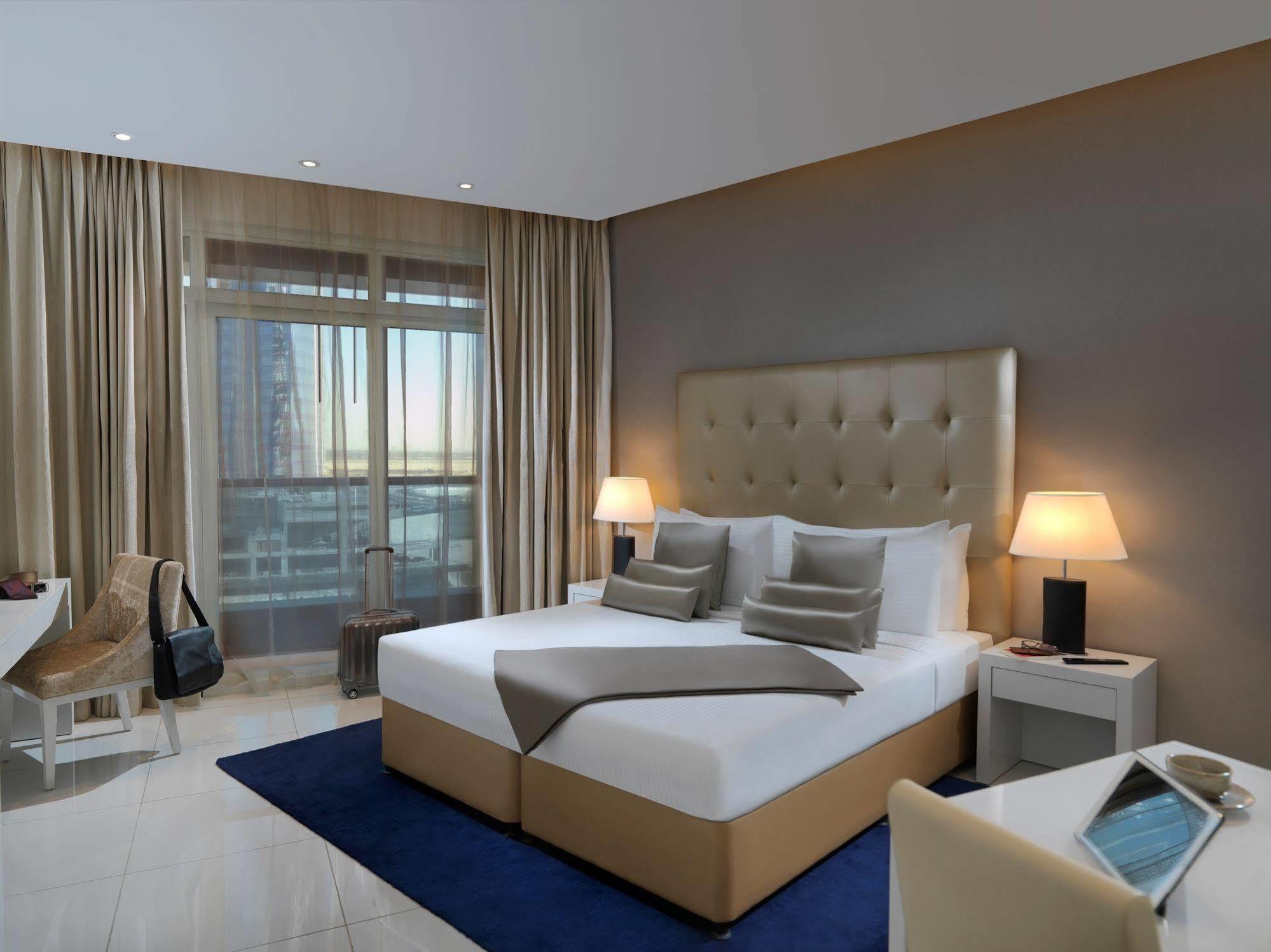 Damac Maison The Vogue Dubái Exterior foto A bedroom at the hotel