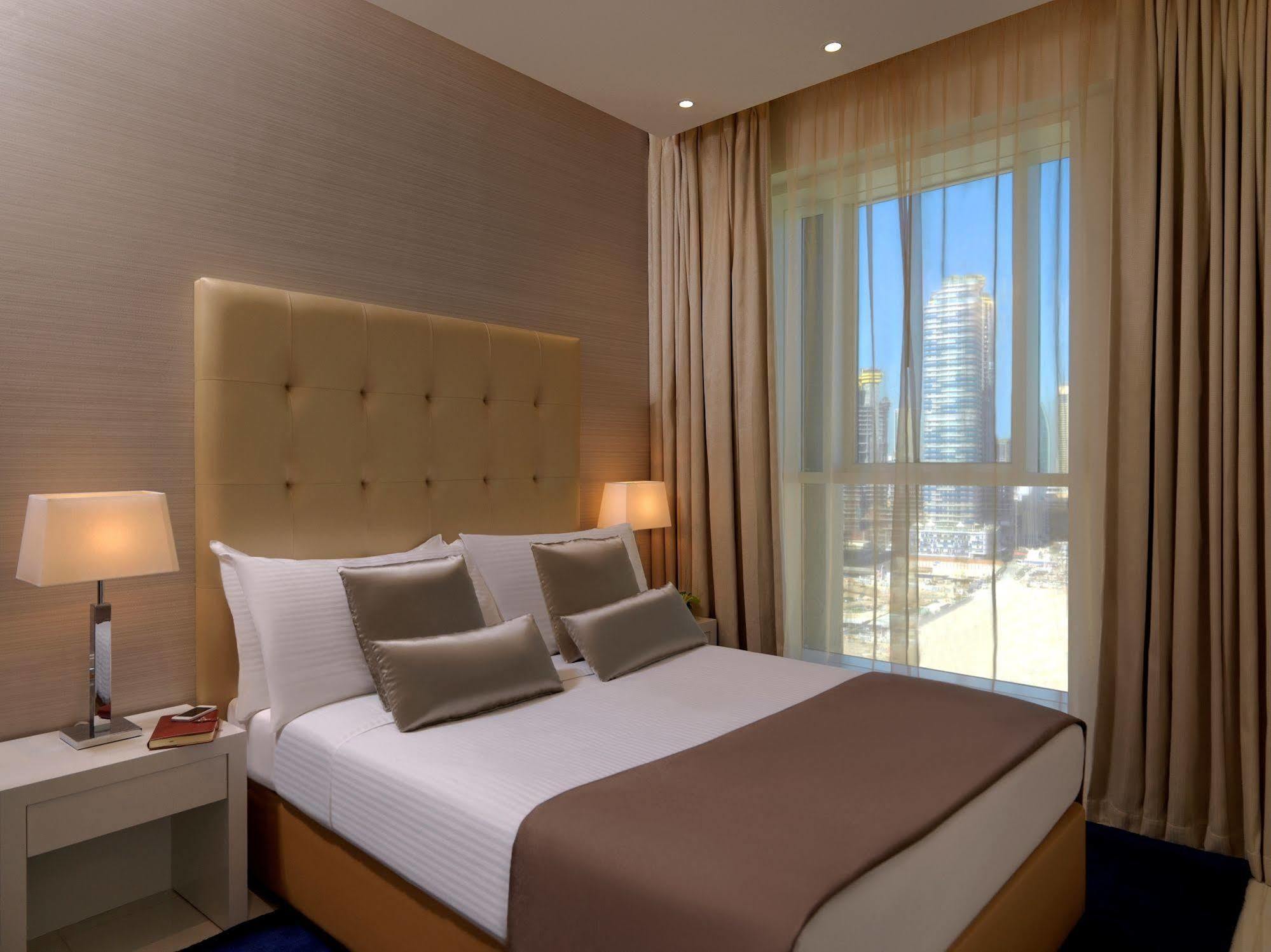 Damac Maison The Vogue Dubái Exterior foto A bedroom at the hotel