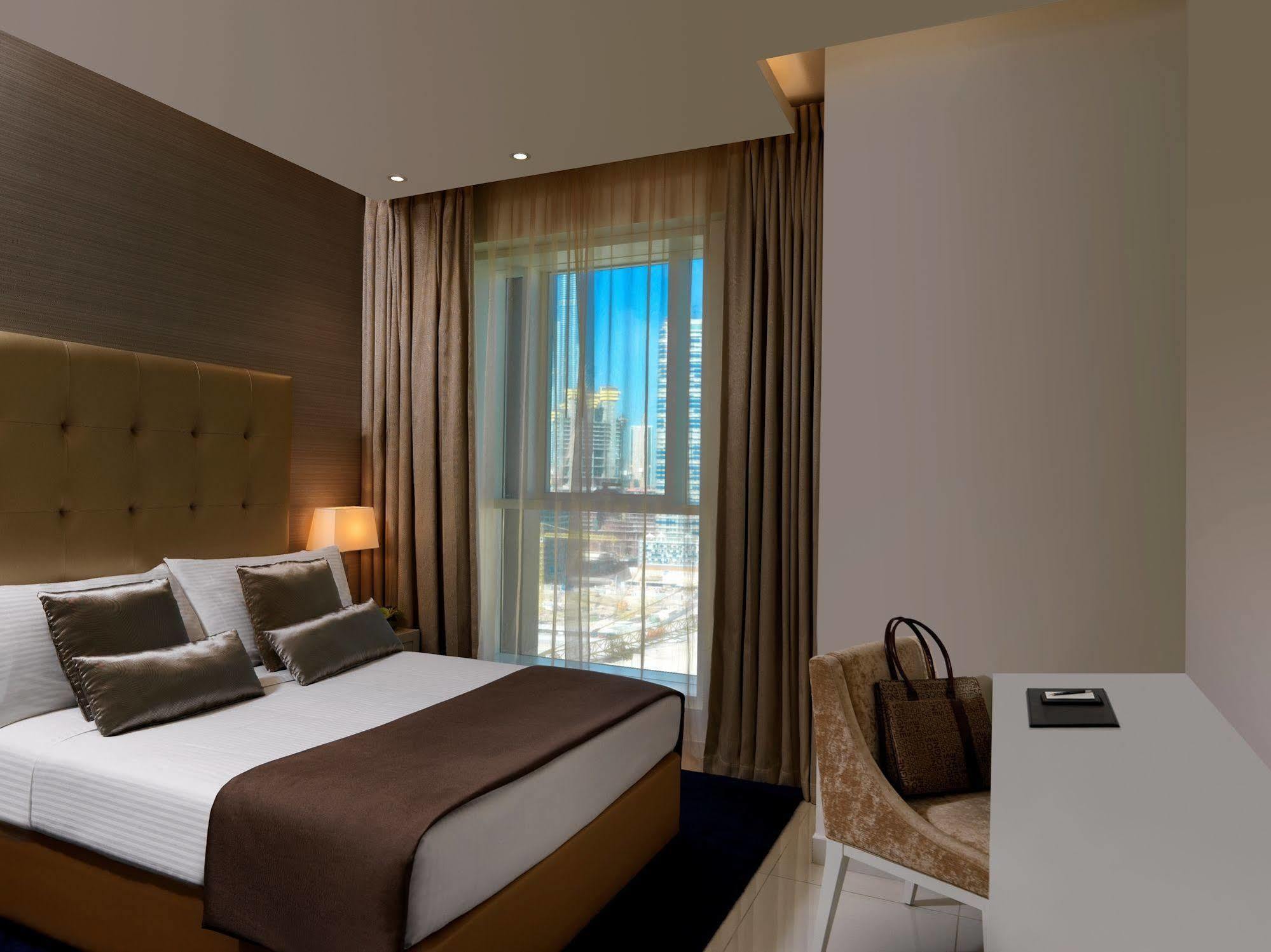 Damac Maison The Vogue Dubái Exterior foto A bedroom at the hotel