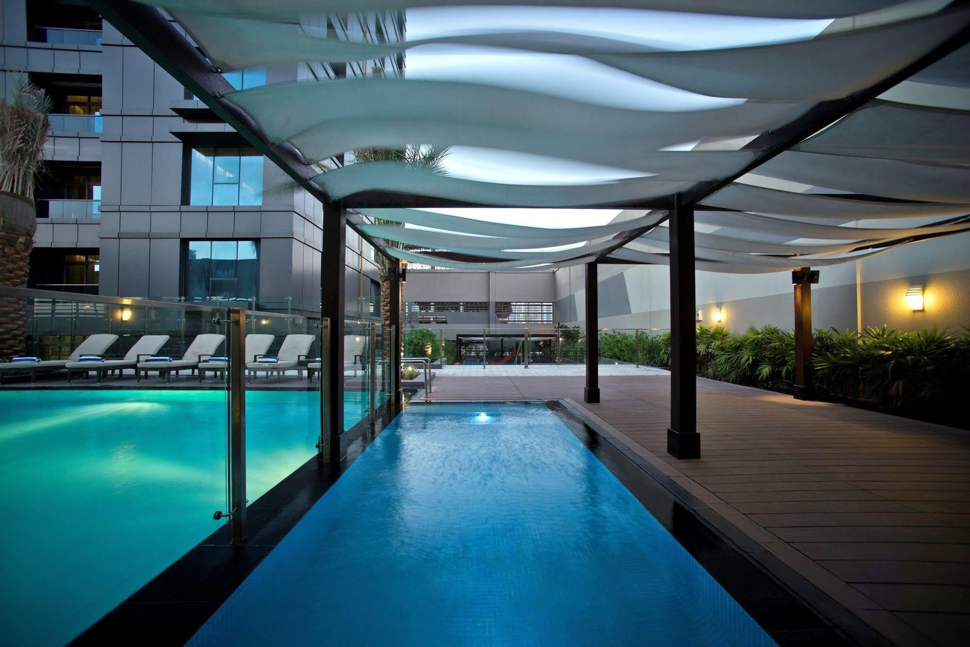 Damac Maison The Vogue Dubái Exterior foto The swimming pool at the hotel